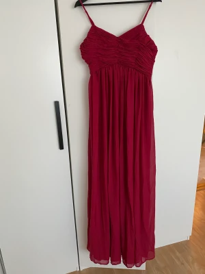 Röd klänning 36 oanvänd 100kr - Helt ny