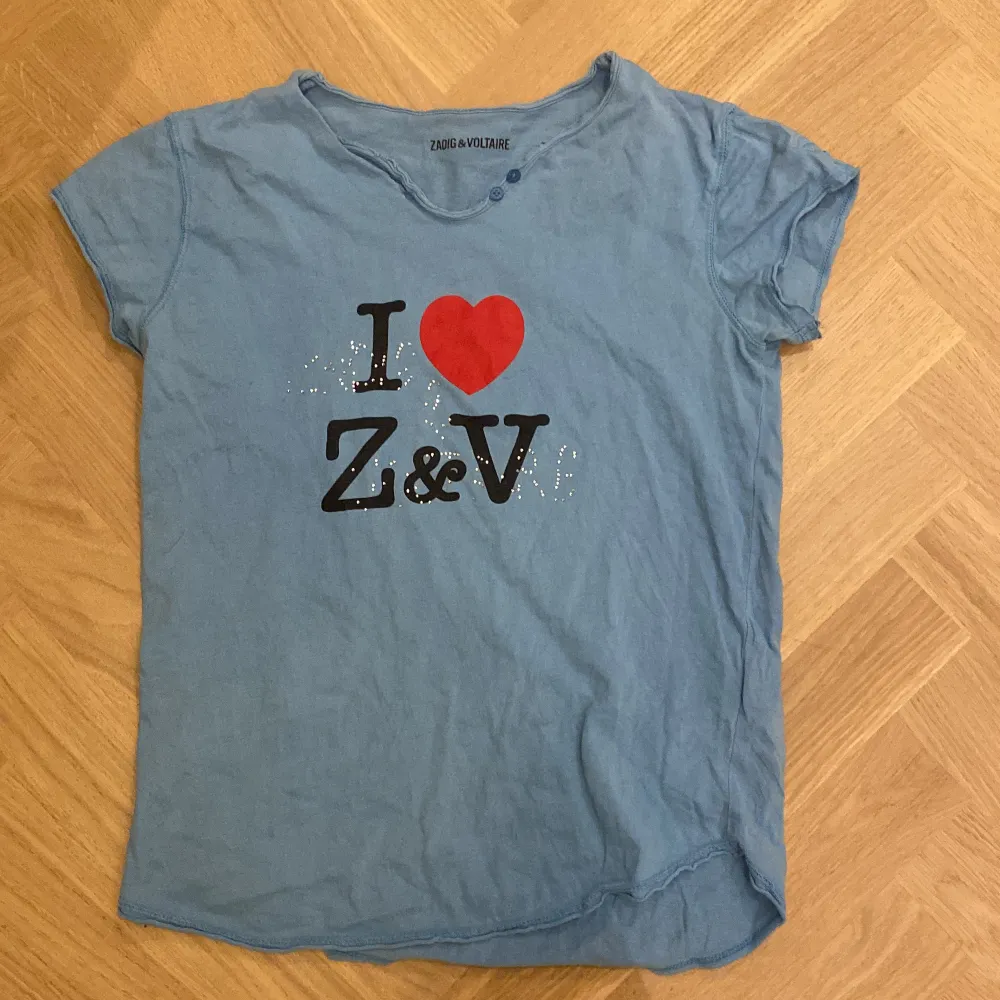 Snygga Zadig t-shirt i bra skick i storlek 14 i barn vilket motsvarar storlek s😁 kan mötas i Stockholm eller frakta😁. T-shirts.