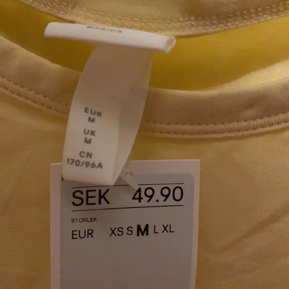 En supersöt gul t-shirt från H&M. Nyskick och aldrig använd då mamma köpte fel färg åt mig :( . Kan enkelt strykas! Originalpris: 50 kr. T-shirts.