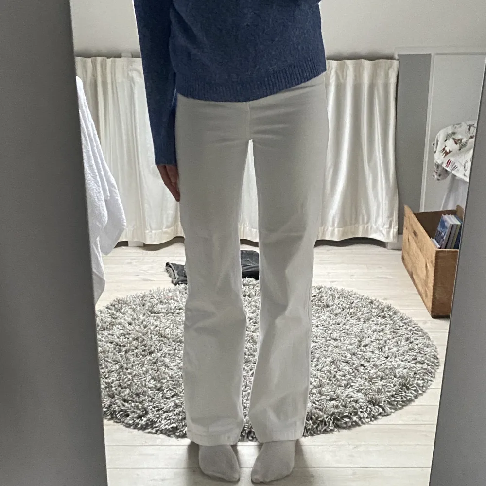 Superfina vita jeans från WERA Stockholm i nyskick. Jättesköna och är andvända fåtal gånger💖💖. Jeans & Byxor.