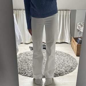 Superfina vita jeans från WERA Stockholm i nyskick. Jättesköna och är andvända fåtal gånger💖💖