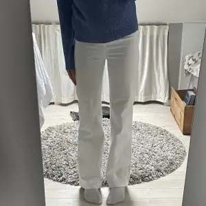 Superfina vita jeans från WERA Stockholm i nyskick. Jättesköna och är andvända fåtal gånger💖💖