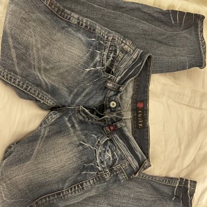 Low waist blue jeans - Tänkte sälja dessa snygga low waist jeansen från Curly IGEN!! Blåa med as coola fickor!!! Midjemåttet är jag osäker på men skulle säga runt 77cm! Jag på sista bilden är 173cm och dessa som man ser passar ej i midjan på mig. 💙SKRIV FÖR MER INFO + BILDER 