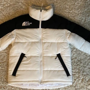The North Face Jacka  - en vit north face jacka, köpt förra Vintern och är använd max 3 gånger. känns som helt ny.  Pris kan diskuteras!