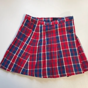 Mycket fin Tyllkjol från PoP - Riktigt fin kjol från Polarn O. Pyret (Pop) Mycket sparsamt använd.  Från rök- och husdjursfri familj.