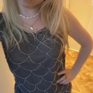 Skitsnygg klänning  - Säljer denna klänning som skulle vara såå snygg på nyår😍 inga defekter! Lite stor på mig som brukar ha xs/s.  Möts upp på Östermalm eller fraktar 🖤