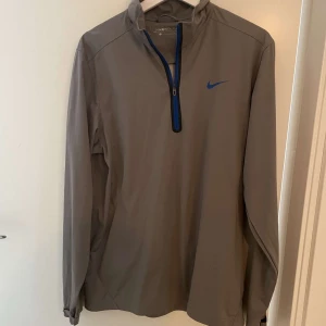 Nike hightech tröja - Sportanpassad träningströja från Nike. Aldrig använd. Hör av er vid fler frågor!