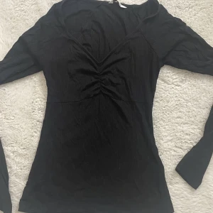 tröja - fin urringad tröja, knappt använd. jätteskönt material