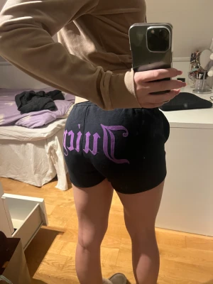 Shorts  - Skit coola juciy shorts, storlek S men kan passa M med. Aldrig använda så skicket är bra! ❤️