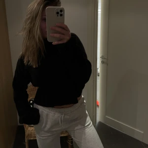 Stickad polotröja  - Stickad polotröja från Gina Tricot, den är lite croppad i modellen men så skön o snygg! Storlek S❤️