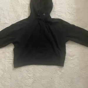 fin svart hoodie som jag tyvärr inte använder. 