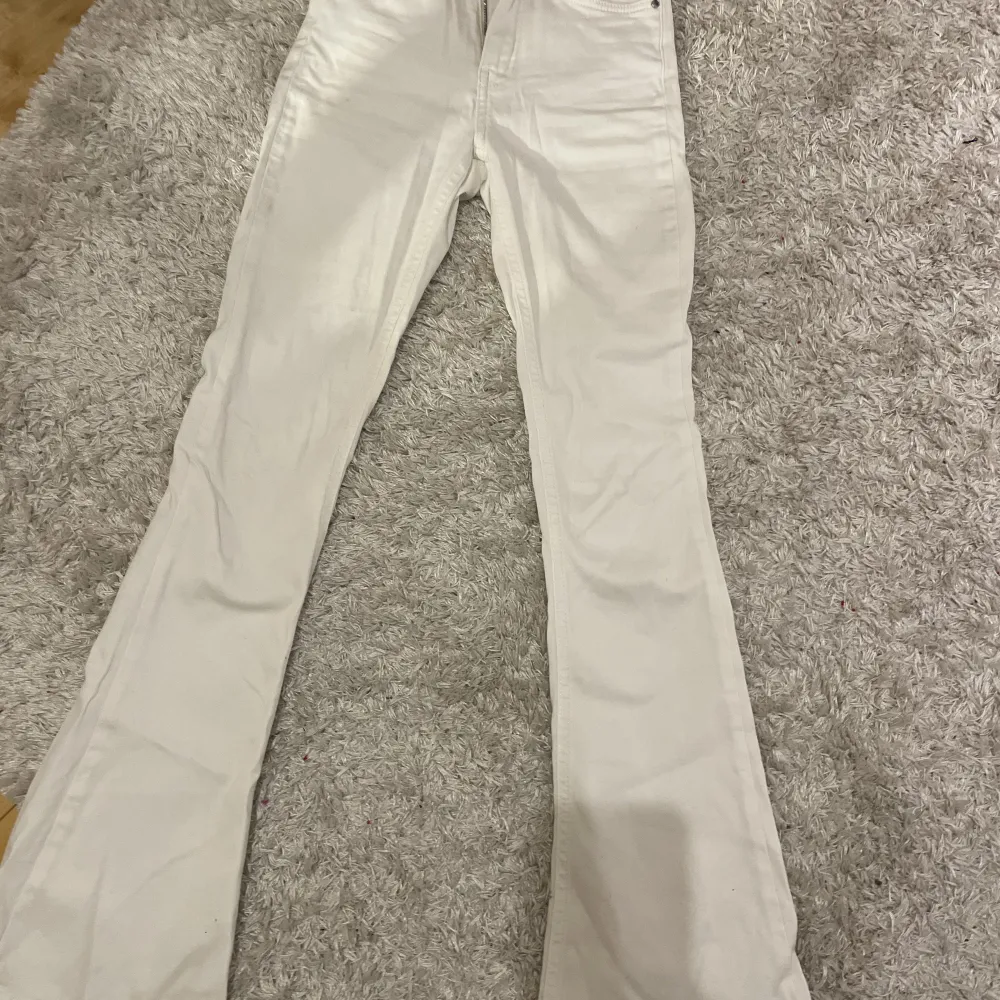 Vita Bootcut jeans från ginatricot i strl XS! Supersköna men tyvärr blivit försmå för mig.. Jeans & Byxor.