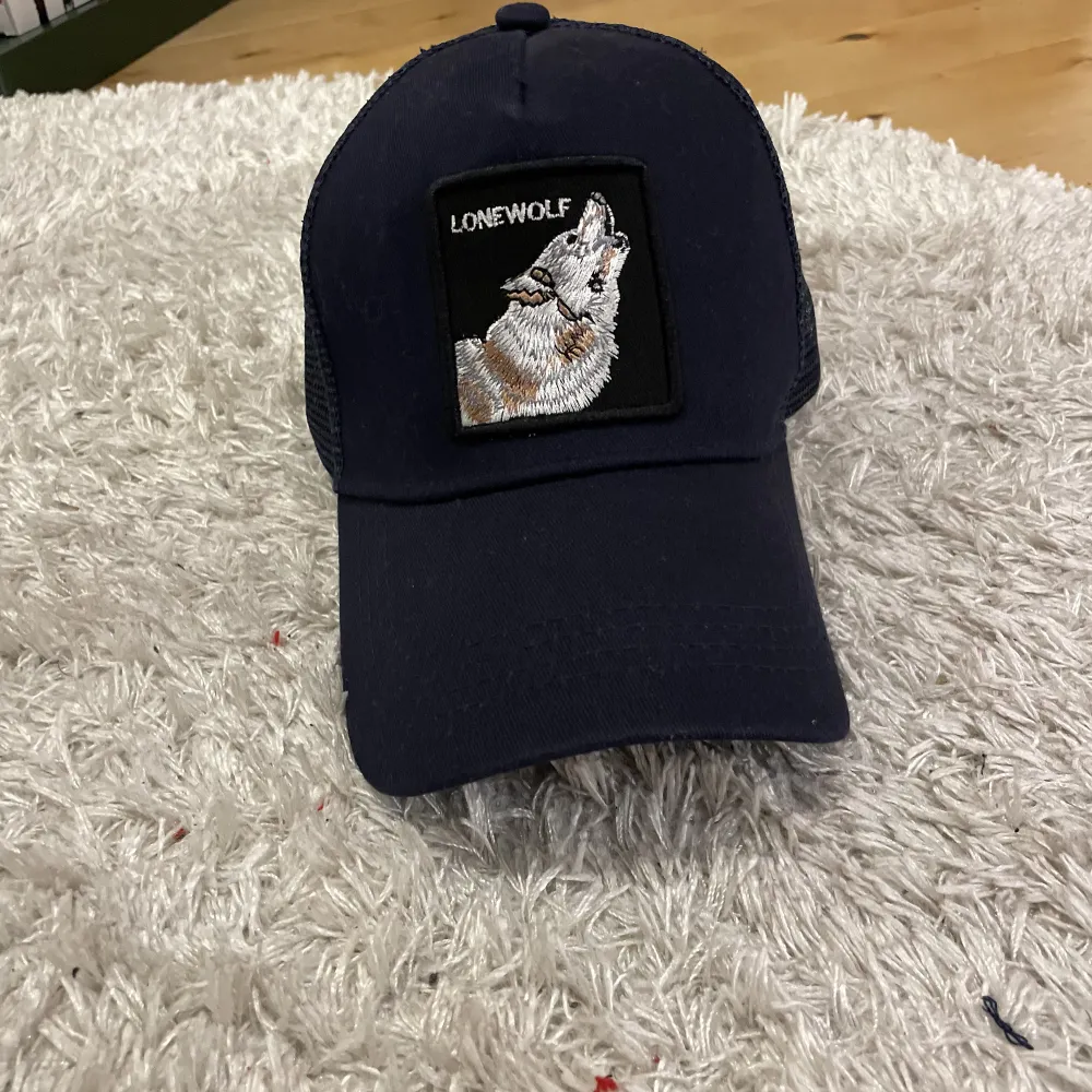 Lone wolf keps från hatstore, aldrig använd. Onesize, 200kr inkls frakt. Nypris 429kr. Övrigt.