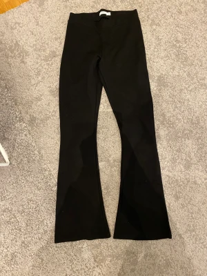 Byxor - Jag säljer dessa utsvängda byxorna i storlek 158.