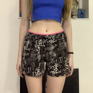 Träning Shorts med Mönster - Säljer dessa träningshorts pga ingen användning, står inte någon storlek men skulle passa på xs