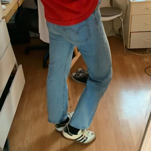 Blåa levis ribcage - Blåa jeans från levis, simpla och tidlösa❤️‍🔥 köpta på plick för ganska länge sen men inte kommit till användning… skriv om du har frågor! skriv om du vill mötas upp så kommer vi på något! annars kostar frakten 66kr🙌🏼