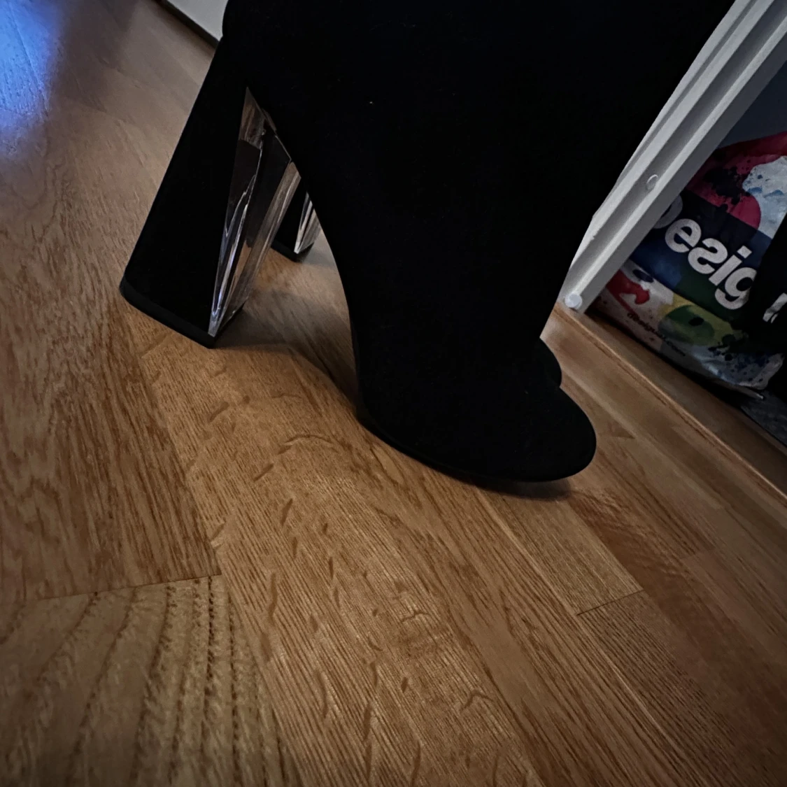 Nya svarta mocka boots med fin detalj på klack - 90