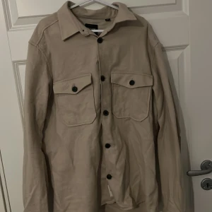 Only & Sons overshirt - Beige overshirt i medium. Fåtal gånger använt och i väldigt bra skick.