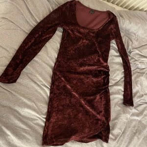 Klänning - En röd sammetsklänning som jag säljer då den inte kommer till användning💗Från ginatricot storlek S. Köpte den för 300 säljer för 60