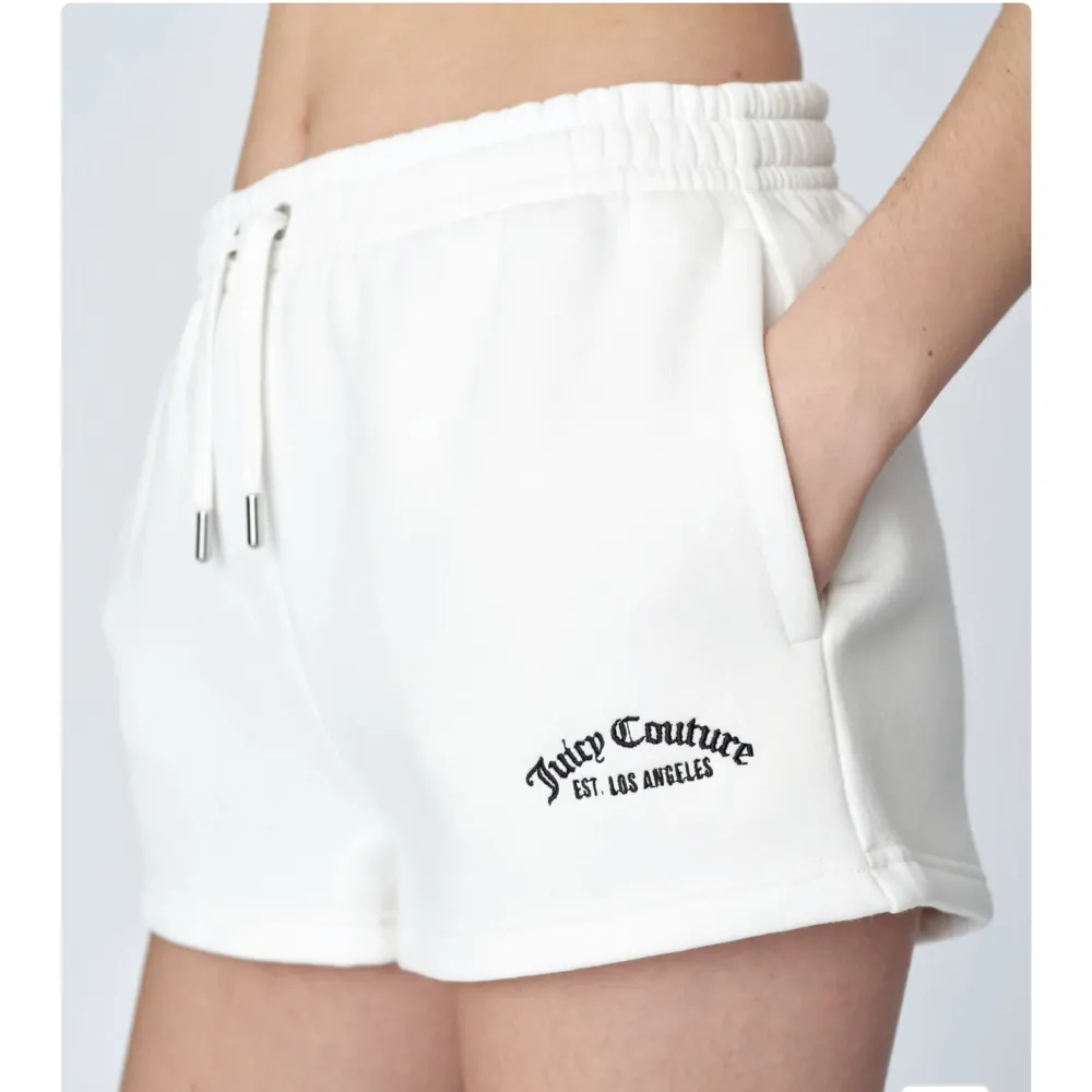 Säljer dessa helt nya juicy couture shortsen❤️med lapparna kvar!! Storlek xxs men sitter som en xs/s. Köpta för 800. Shorts.