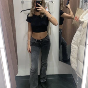 Low Rise bootcut  - Super fina low Rise bootcut från Gina, sparsamt använda 🥰