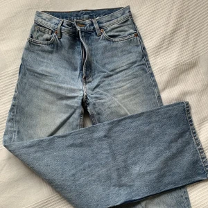 Jeans Monki - Jeansen är midrise och jag älskar dem! Problemet  för mig är att de har blivit för små för min smak. Jag är 174cm och de är lite för korta (precis så hela skorna syns).  Pris kan diskuteras!