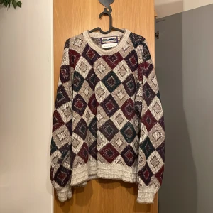 Stickad tröja - Jättemysig stickad tröja, perfekt till vintern. Inte stickig alls och i bra skick, inga fläckar eller hål. Köpt för 300kr. Jag säljer den då det inte längre är min stil.