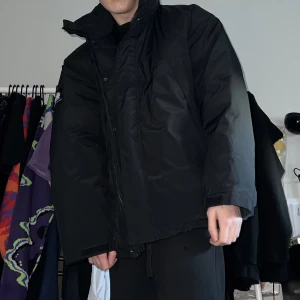 District 46 Puffer Jacka - District 46 puffer jacka, svart, storlek M men väldigt oversize. Väldigt varm vinterjacka. Helt oanvänd och i nyskick, prislappen sitter kvar. Skriv dm om du vill att jag skickar fler bilder! 