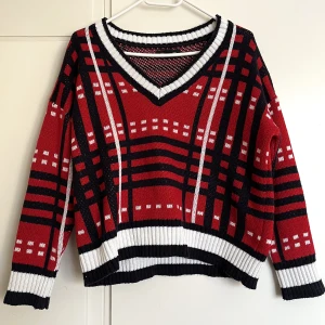 Rutig röd stickad tröja - Röd stickad tröja i storlek S, däremot ganska liten i storleken, känns som XS. I bra skick utan stora defekter, endast lite nopprig. Skriv gärna vid frågor😊