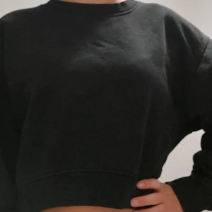 Sweatshirt! - En snygg sweatshirt,ifrån zara. Andvänder inte längre därför säljer jag. köparen står för Frakt!⭐️