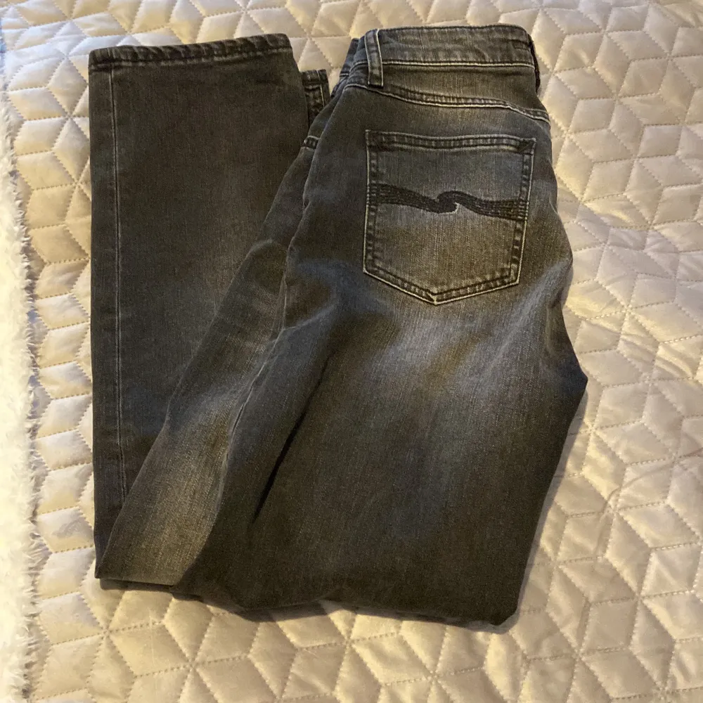 Jeans från nudie jeans co i svart/mörkgrå färg. Nyskick, använda typ 3 ggr. Dam storlek W 27 L 28. Nypris kostar dom 1500kr. Köpta på jeansbolaget i Umeå . Jeans & Byxor.