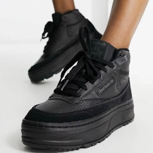 Reebok sneakers - Svarta sneakers från Reebok lite varmare så perfekta nu i vinter och vår. Aldrig använda, endast testade, storlek 37.5. nypris ca 1200 så 🧡halva🧡 priset! säljer då jag glömde att lämna tillbaka.