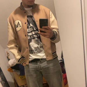 Collegejacka  - College jacka köpt på HM för 1 år sedan. Sparsamt använd och inga skador eller fläckar alls.  Nypris 800kr. Tjockt och bra material. Jackan är ganska tung. Betalning sker via swish och köparen står för frakten 