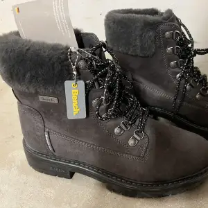 Här har ni ett par riktigt fint och värma vinter boots som är helt ny 