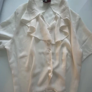 Vit skjorta - Ny vit skjorta köpt i Tyskland. Lite oversized för dig som är xs/s men passar ändå all sizes. Den är helt ny och passar alla stilar eftersom den har en jättebra kvalitet. Köparen står för frakten <3💕