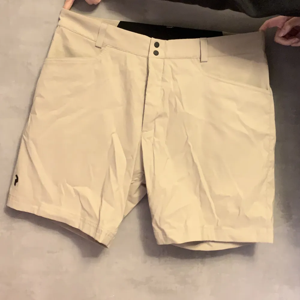 Säljer dessa beige peak performance shorts i stel XL som är helt oanvända då dem inte är rätt storlek. Shorts.