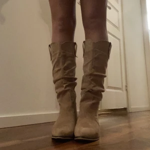 Boots - Världens snyggaste cowboyboots!!! Jag älskar dessa så så mycket men de är tyvärr för små för mig… De är oanvända och i storlek 41 men de är väldigt små skulle säga att de sitter som 39/40❤️