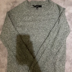 Grön stickad tröja  - Säljer denna fina stickade tröjan från vero Moda. Köpt för 249kr och har aldrig användt. Storlek: S 