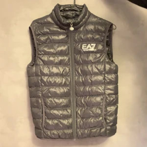 Armani väst M - Säljer den här Armani västen i storlek M herr, färgen syns bäst i sista bilden.