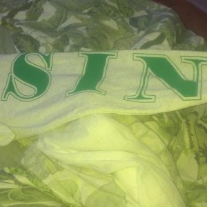 Magtröja  - En jätte jätte kort Magtröja man kan välja om man vill ha en tröja under den eller inte men jag rekommenderar att ha med💕 den här e så mysig.