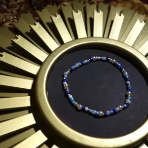 Pärlat armband med blåa och vita pärlor.