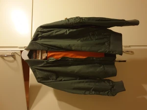 Nya jackor - Medium Alpha Industries jackor  En midje och en längre  Aldrig använda  Hämtas i Nol eller Frölunda  