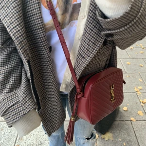 YSL väska  - ”LOU CAMERA BAG IN QUILTED LEATHER” köpt för cirka 15.000 på NK sommaren 2021. Pris går att diskutera ❤️❤️ Kvitto, äkthetsbevis och dustbag medföljer! 