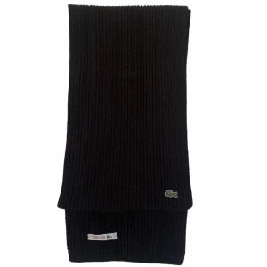 Lacoste Halsduk Svart - Märke: Lacoste Modell: Storlek: Längd: 164cm, Bredd: 25cm Färg: Svart Skick: Använd med normalt slitage Information: https://www.tradera.com/item/302079/576431951/lacoste-halsduk-svart