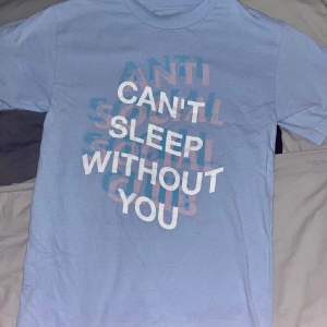 Blå T-shirt från ASSC. Använd en gång. Loose fit.
