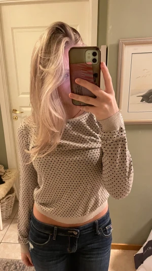 Glittrig prickig tröja - Glittrig prickig långärmad tröja, hyfsat kort