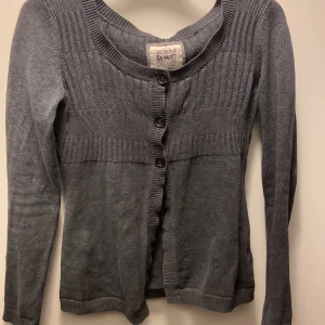 Snygg kofta  - Fin vintage kofta från Esprit. Jätte snygg att styla med spetslinne under. Köpt secondhand 