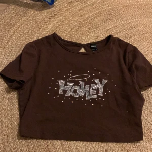 Köpgärna  - Säljer denna tröja från SHEIN.Vill inte ha den för det är typ inte min stil❤️