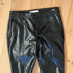 Lågmidjade skinnbyxor  - Använda 1 gång, obs lågmidjade 