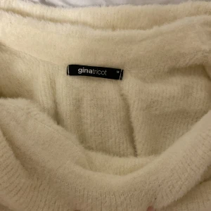 Vit tröja  - Jätteskön och mysig tröja i storlek M 